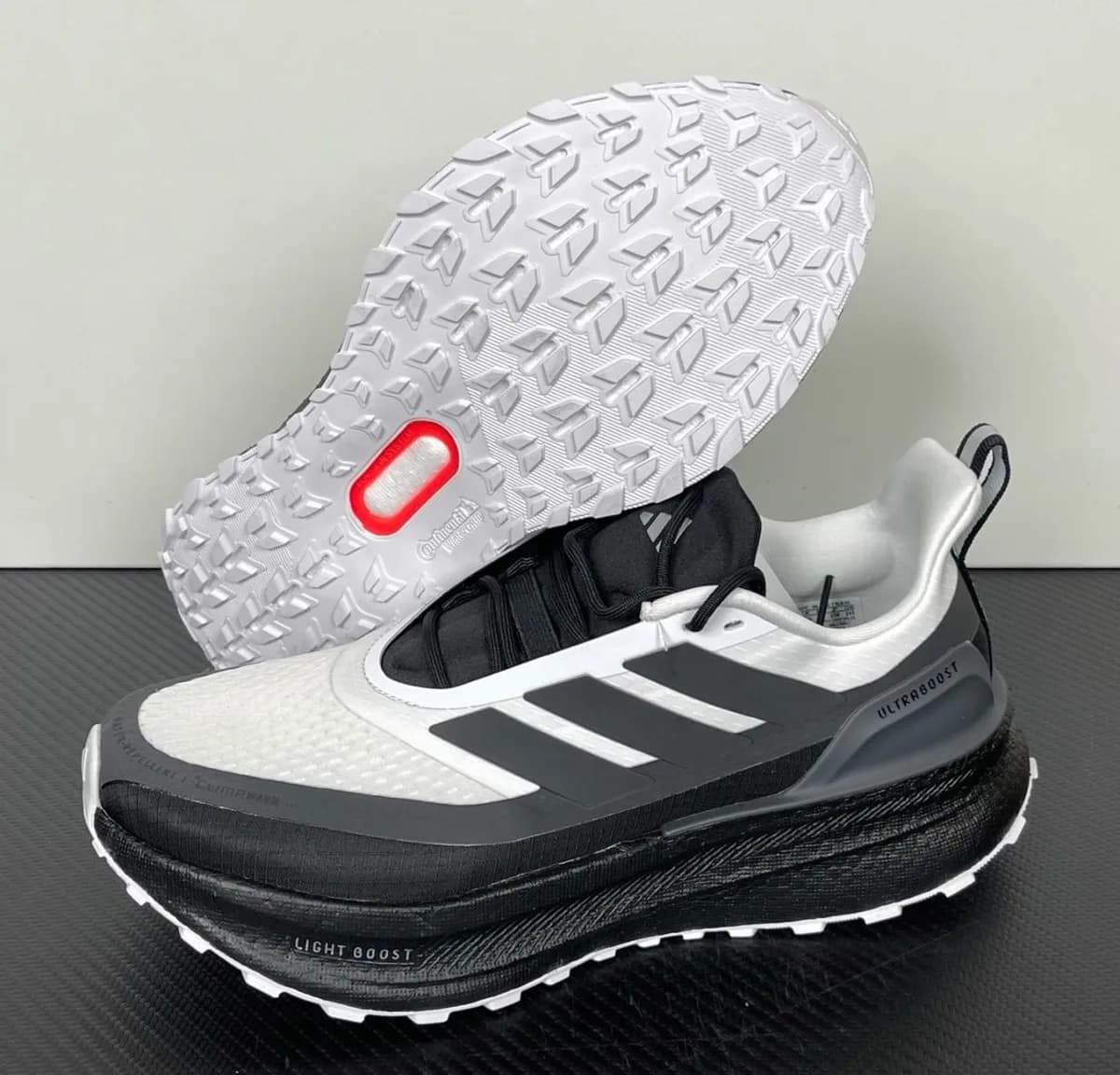 Adidas Ultraboost Light preto e branco