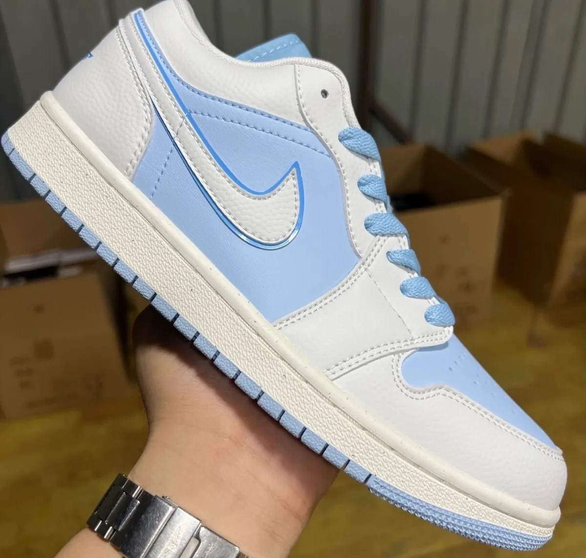 Air Jordan 1 Low branco e azul claro