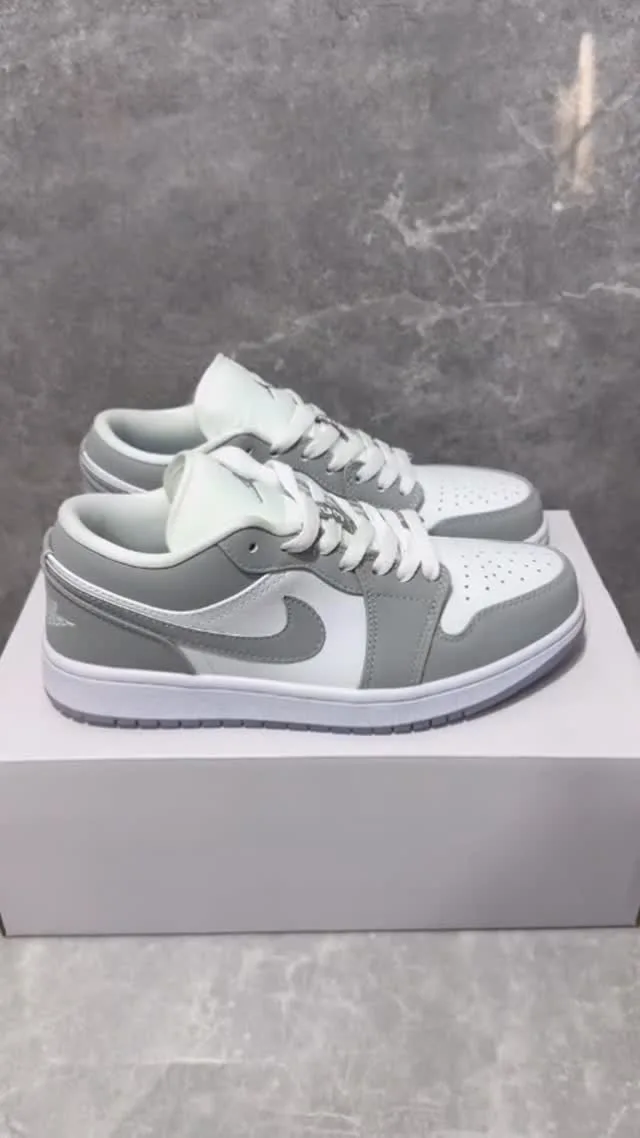 Air Jordan 1 Low cinza e branco