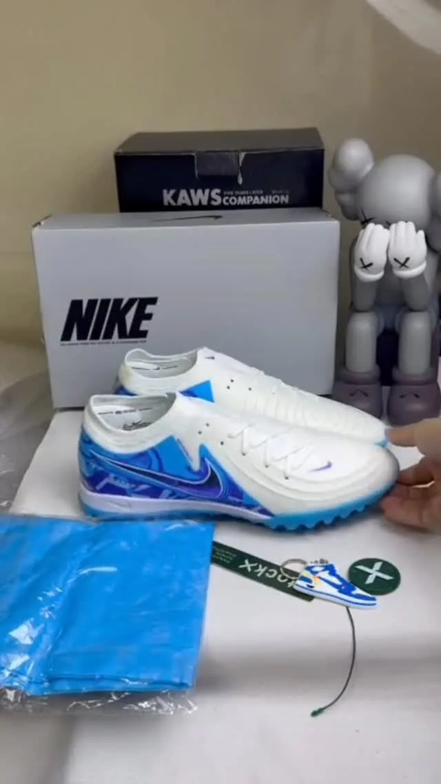 Chuteira society Nike branca e azul