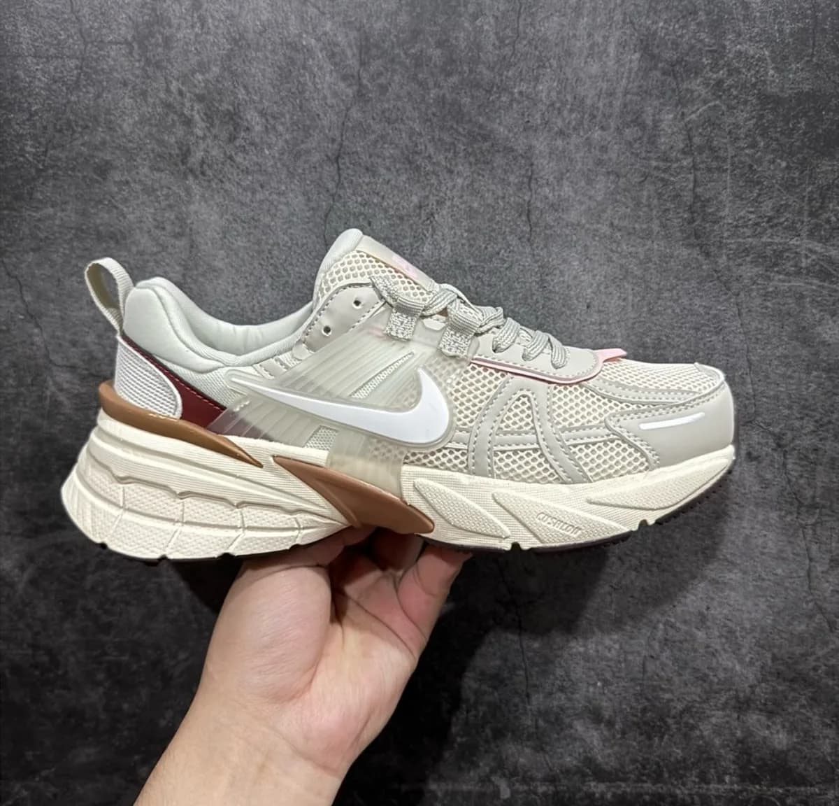 Nike V2K Run creme